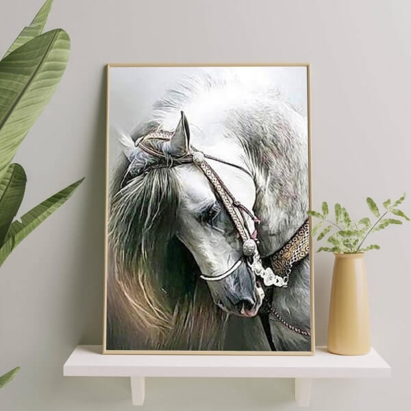 Beau cheval blanc en 2 versions - 13x18 à 40x53 cm - Kit de mosaïque Kit de broderie mosaïque 13 x 18 cm / Tête inclinée harnachée Brodeuses.com