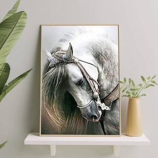 Beau cheval blanc en 2 versions - 13x18 à 40x53 cm - Kit de mosaïque Kit de broderie mosaïque 13 x 18 cm / Tête inclinée harnachée Brodeuses.com