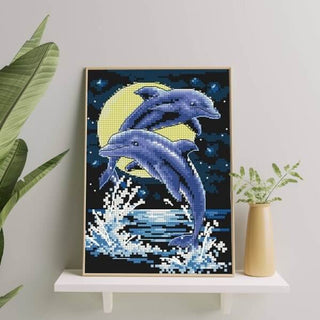 Dauphins jouant à la pleine lune - 2 versions - 13x18 à 60x60 cm - Kit de broderie Kit de broderie au point de croix Romance 5.5 fils Brodeuses.com