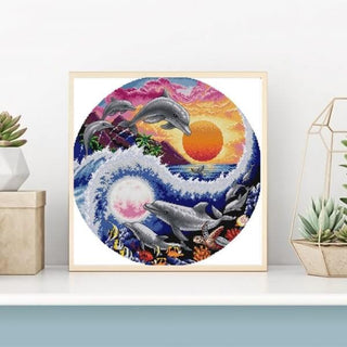 Dauphins jouant à la pleine lune - 2 versions - 13x18 à 60x60 cm - Kit de broderie Kit de broderie au point de croix Yin et Yang 5.5 fils Brodeuses.com
