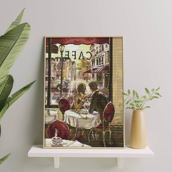Les amoureux au café - 39x50 à 47x61 cm - Kit de broderie Kit de broderie au point de croix 39 x 50 cm (14 pp) Brodeuses.com