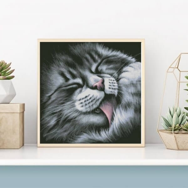 Chat faisant sa toilette - Kit de broderie au point de croix - Brodeuses.com