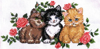 Les 3 chatons dans les roses - 29x20 cm - Kit de broderie Kit de broderie au point de croix 29 x 20 cm (18 pp) Brodeuses.com
