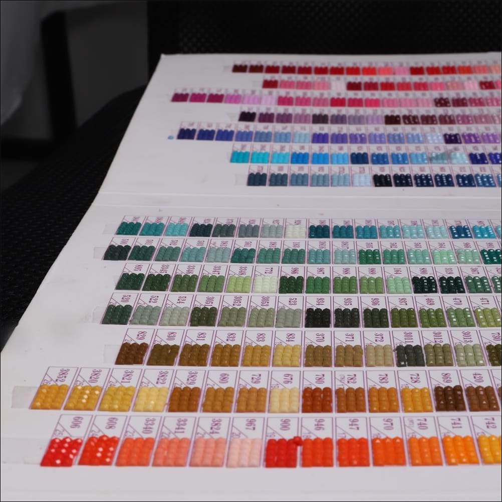 Nuancier DMC pour diamond painting et broderie point de croix avec échantillons de strass ronds ou carrés - carte des couleurs - carte 3 volets