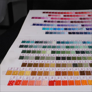 Nuancier DMC pour diamond painting et broderie point de croix avec échantillons de strass ronds ou carrés - carte des couleurs - carte 3 volets