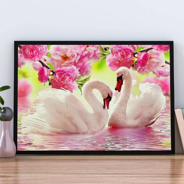 Le lac des cygnes amoureux - Kit de diamond painting - 30x25 à 65x50 cm Brodeuse.com