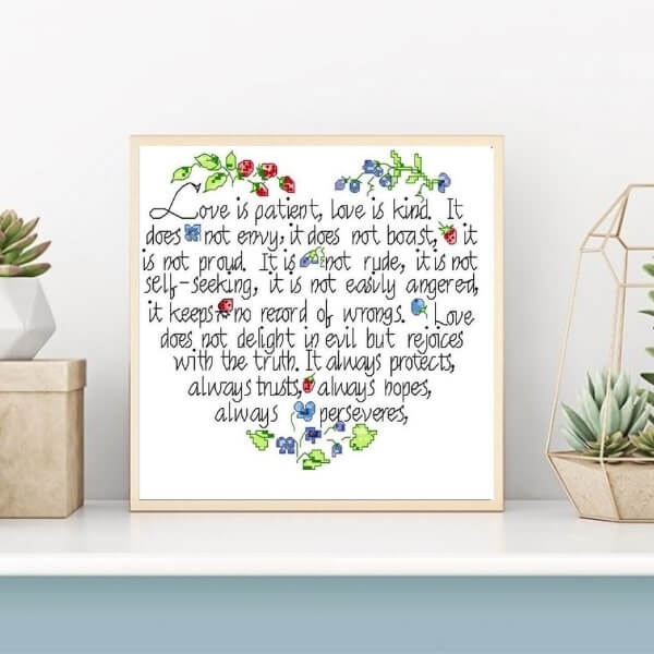 Le coeur en citation (L'Amour est Patient) - 31x28 cm - Kit de broderie Kit de broderie au point de croix Brodeuses.com