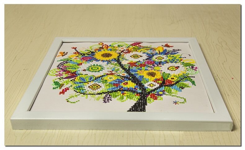 Les 4 saisons en arbres stylisés - Kit de diamond painting - Kit de broderie diamants - Exemple de réalisation Multicolore / Été - Perles rondes - Brodeuses.com